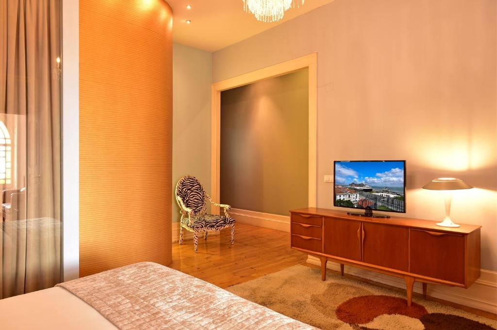 TV a/nebo společenská místnost v ubytování Palacete Chafariz Del Rei - by Unlock Hotels