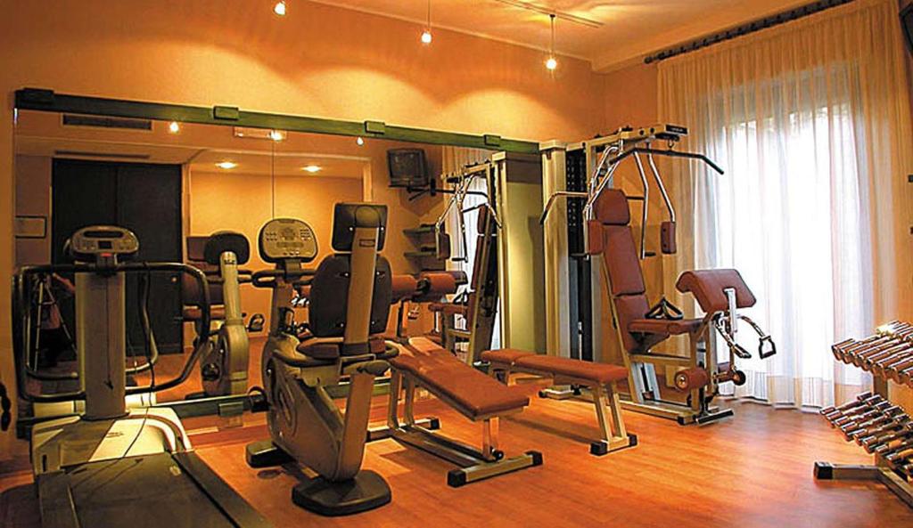 Centrum fitness w obiekcie Best Western Hotel Mediterraneo