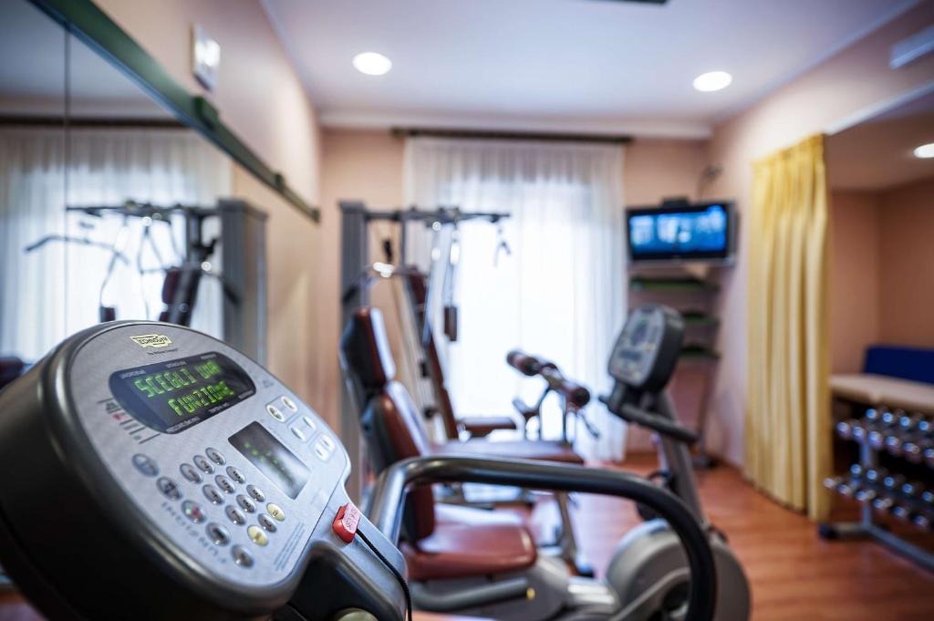 siłownia z 2 rowerami treningowymi w pokoju w obiekcie Best Western Hotel Mediterraneo w Katanii