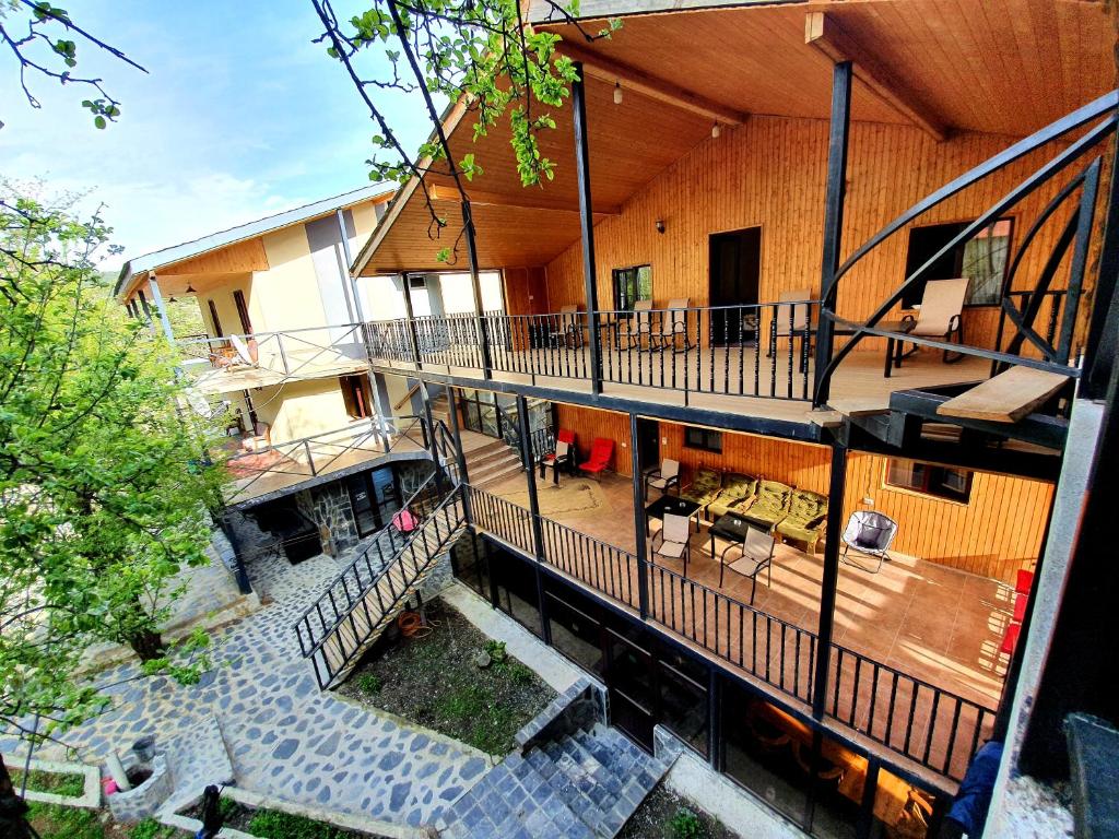 una vista aérea de una casa con patio y terraza en Nino Ratiani's Guesthouse en Mestia