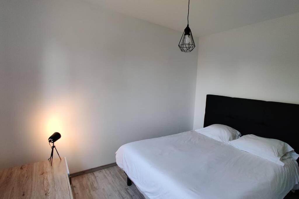 Een bed of bedden in een kamer bij R&eacute;sidence SAGRADA - Le scandinave