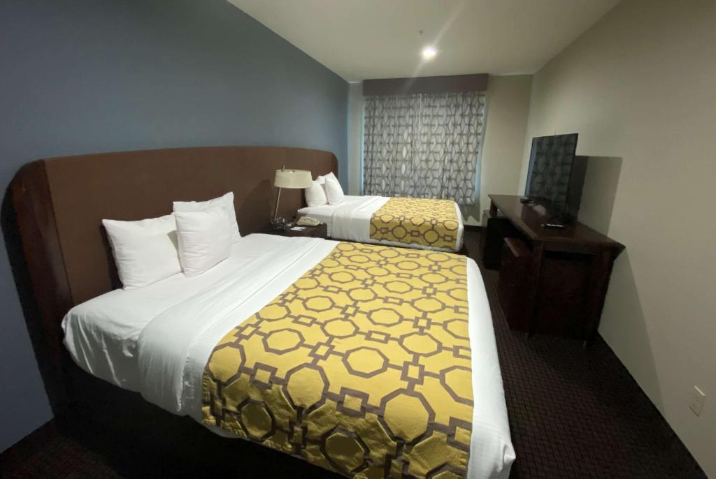 Cama ou camas em um quarto em Baymont by Wyndham Colorado Springs