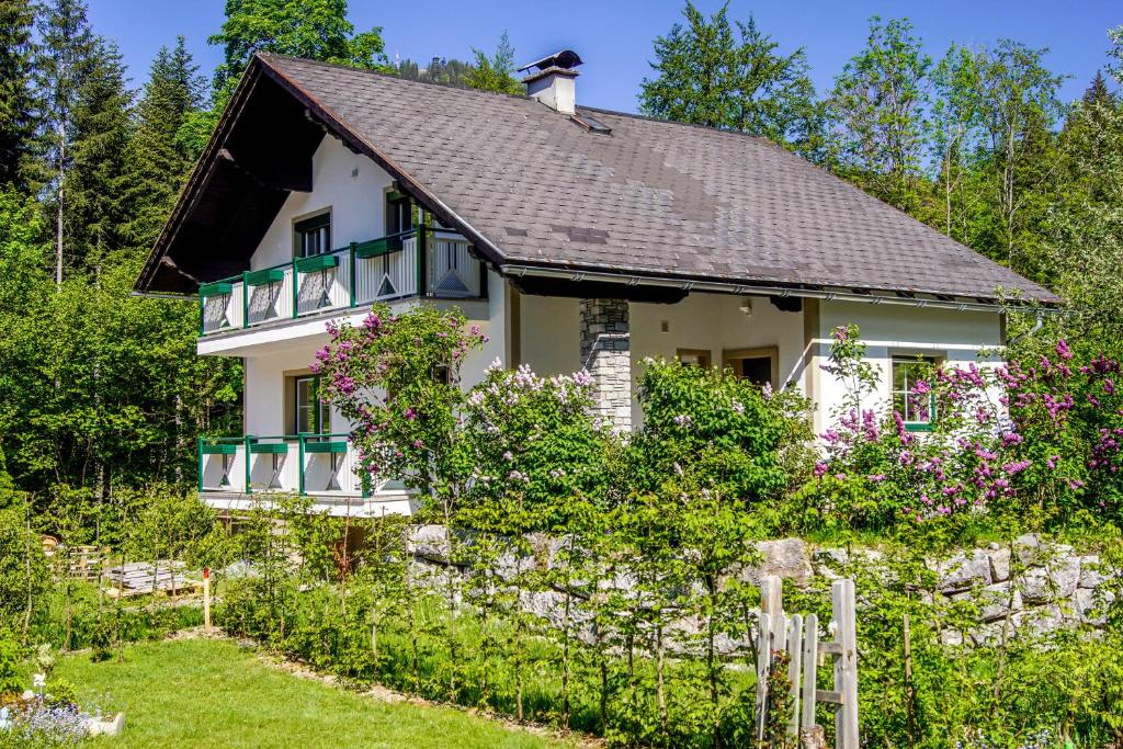 una casa con un jardín delante de ella en Grundlwald Ferienwohnungen, en Bad Aussee