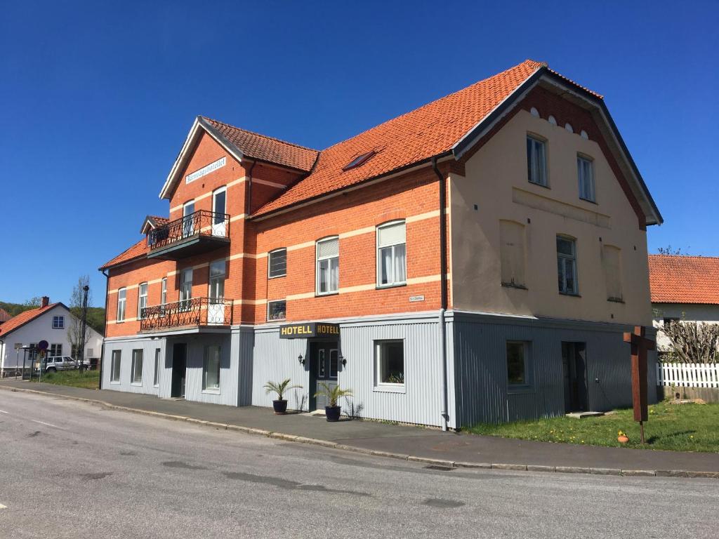 un gran edificio al lado de una calle en Vitaby Järnvägshotell en Vitaby