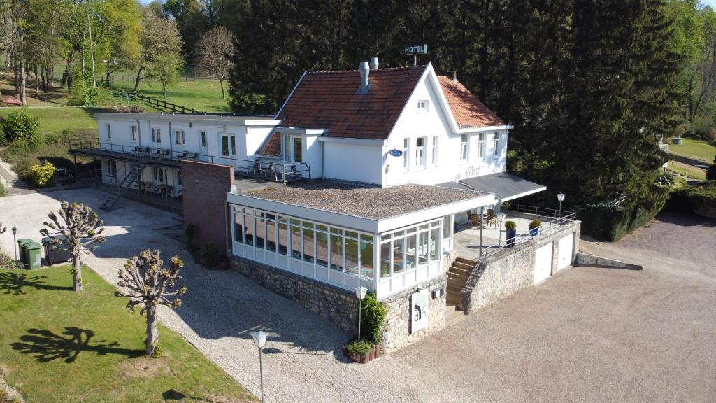 een luchtzicht op een groot wit huis bij De Heek in Valkenburg