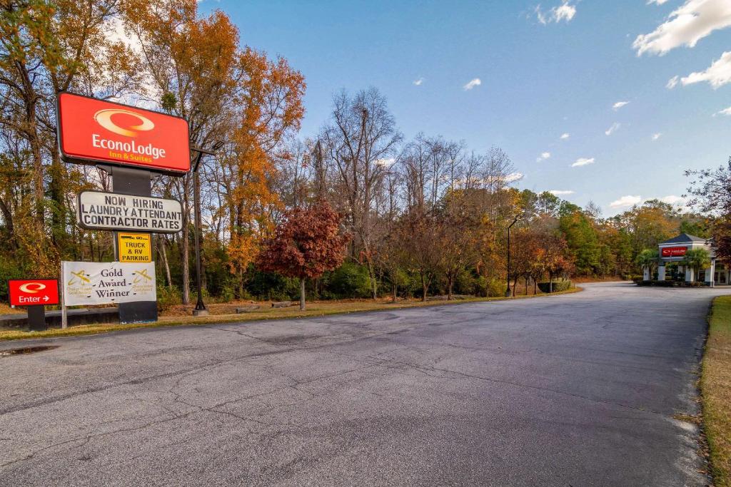 Econo Lodge Inn & Suites Cayce I-26 Airport - Housity