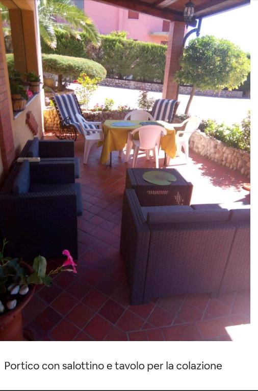 eine möblierte Terrasse mit einem Tisch und Stühlen in der Unterkunft B&b L'Oasi del Vulture in Rapolla