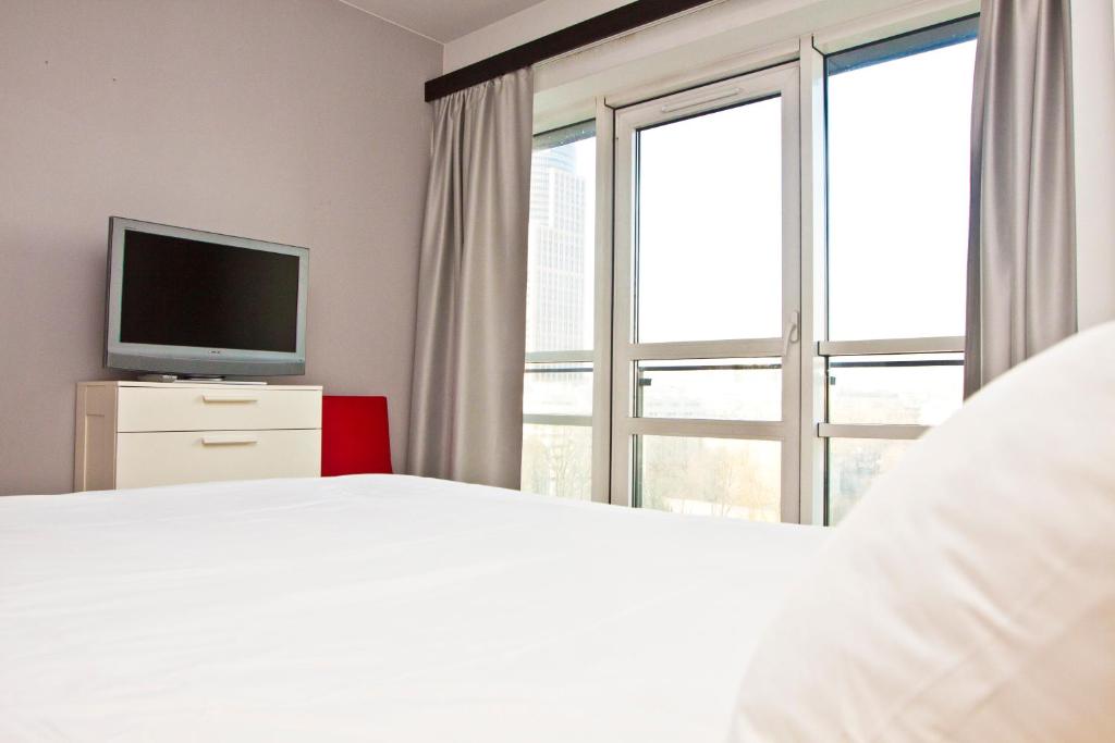 Televízia a/alebo spoločenská miestnosť v ubytovaní Platinum Towers Country 2 Country