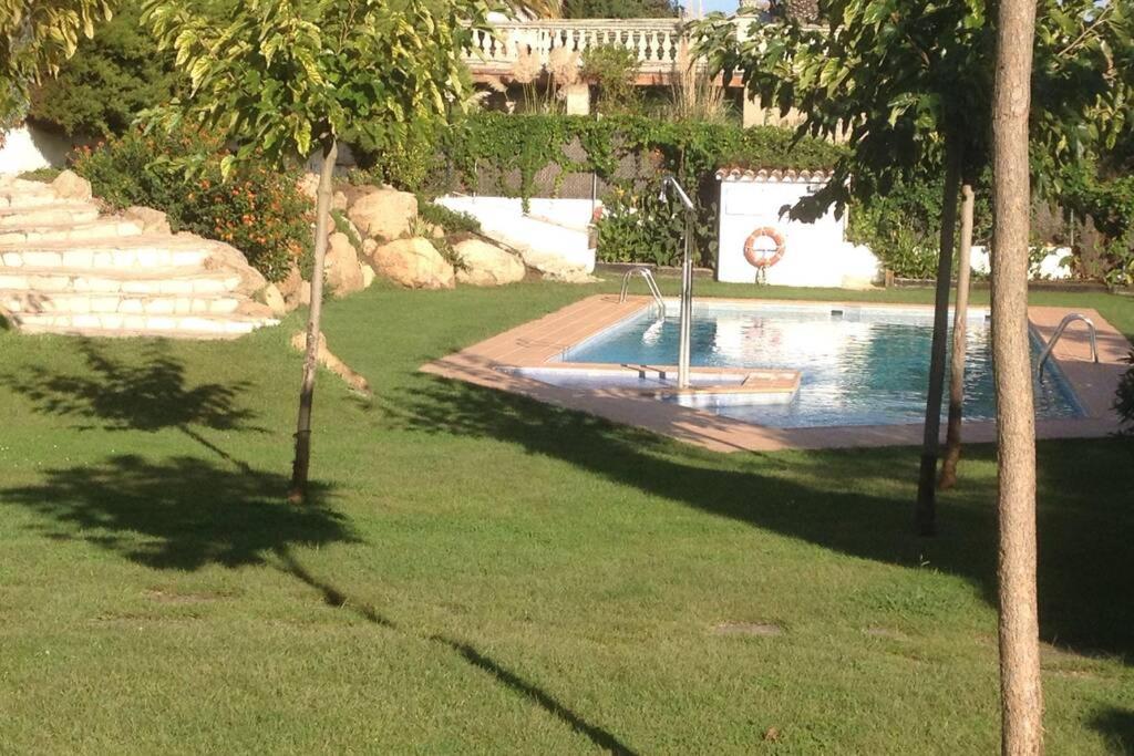 Bazén v ubytování Casita blanca con fibra óptica y piscina cominutaria nebo v jeho okolí