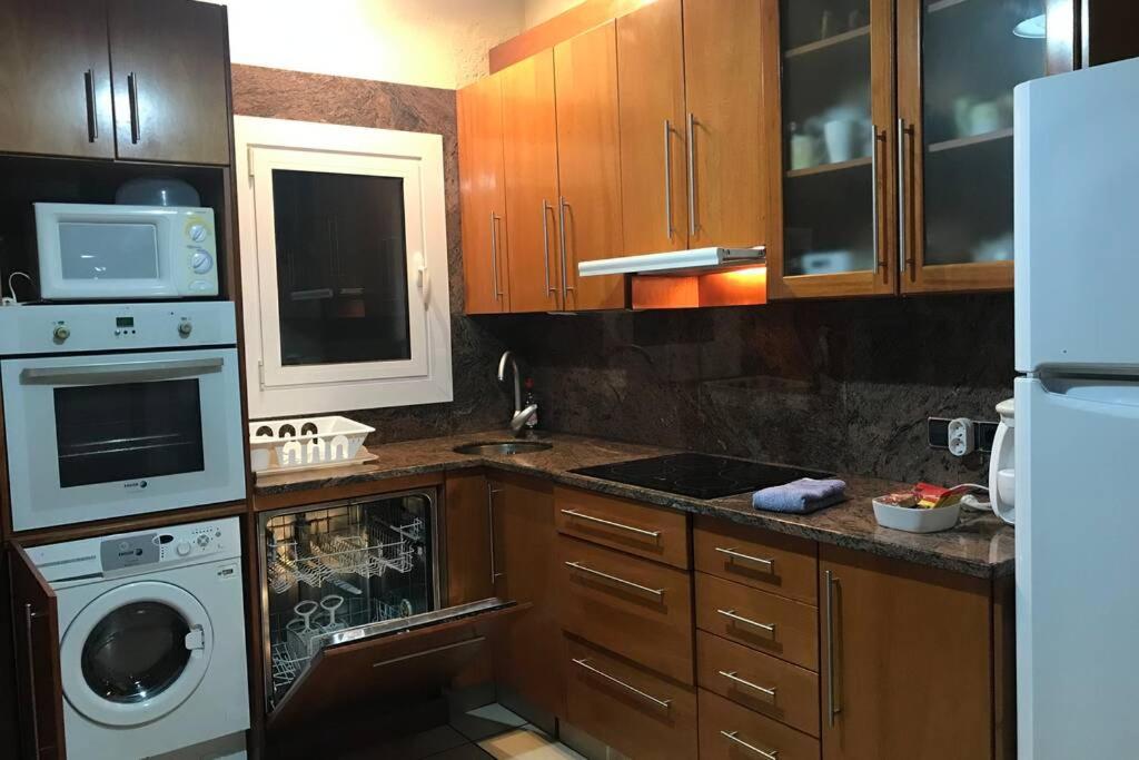 Kuchyň nebo kuchyňský kout v ubytování Casita blanca con fibra óptica y piscina cominutaria