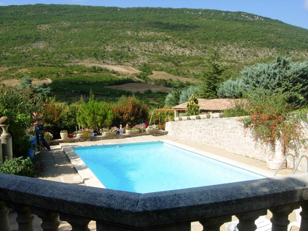 O vedere generală la munți sau o vedere la munte luată de la această casă de vacanță