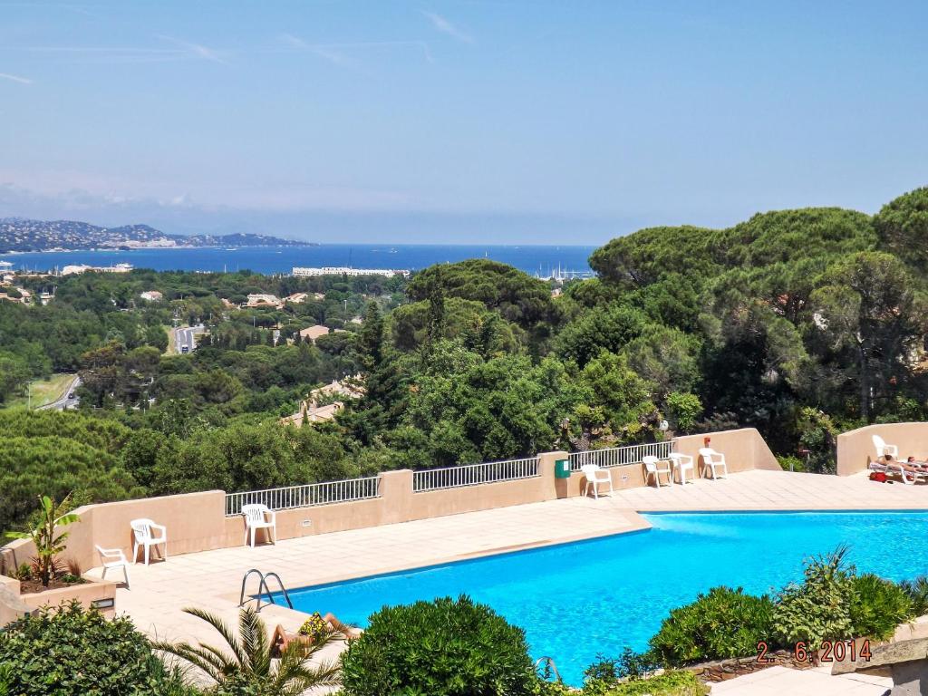 コゴランにあるMaison d'une chambre avec vue sur la mer piscine partagee et jardin clos a Cogolin a 4 km de la plageのリゾートのスイミングプールのイメージ