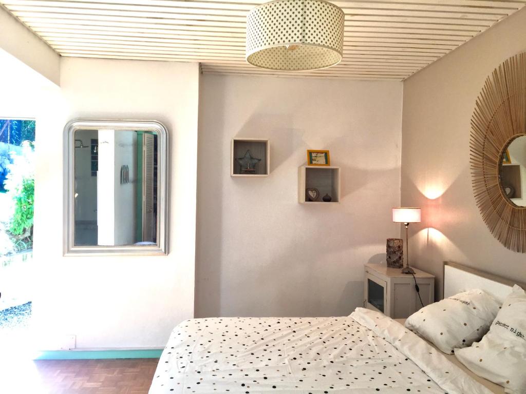 Postel nebo postele na pokoji v ubytování studio Ti caz bonheur