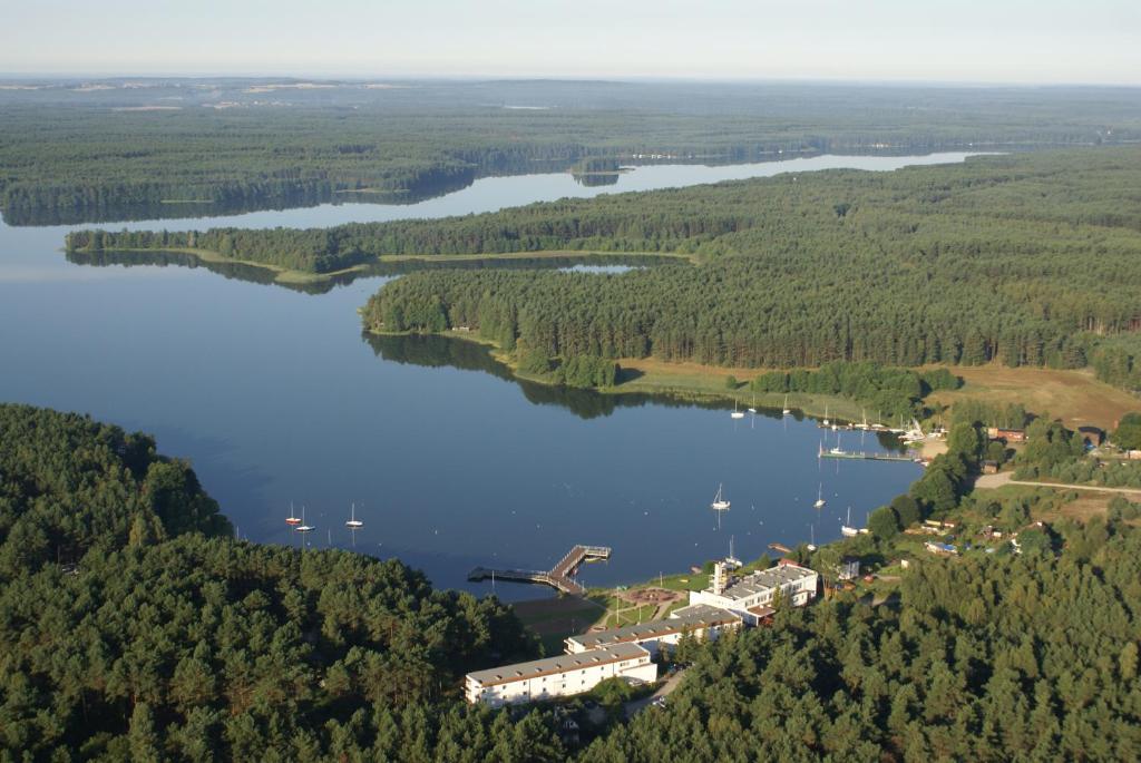 una vista aérea de un complejo en un lago en Hotel Gołuń en Olpuch
