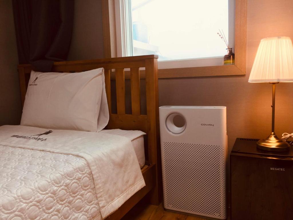 Postel nebo postele na pokoji v ubytování Backpackers In Yeosu