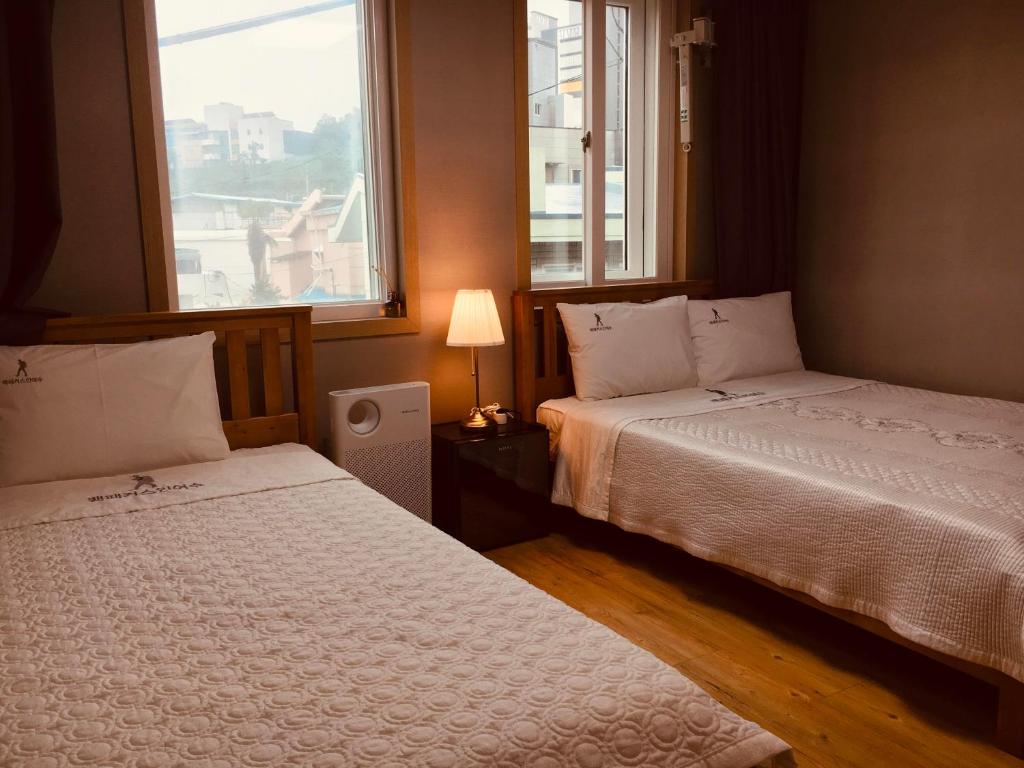 Postel nebo postele na pokoji v ubytování Backpackers In Yeosu