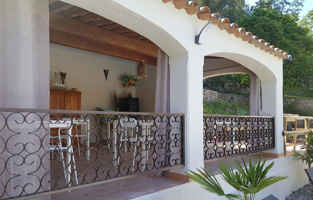 a balcony with an iron fence and an archway at Villa Manoe in Draguignan