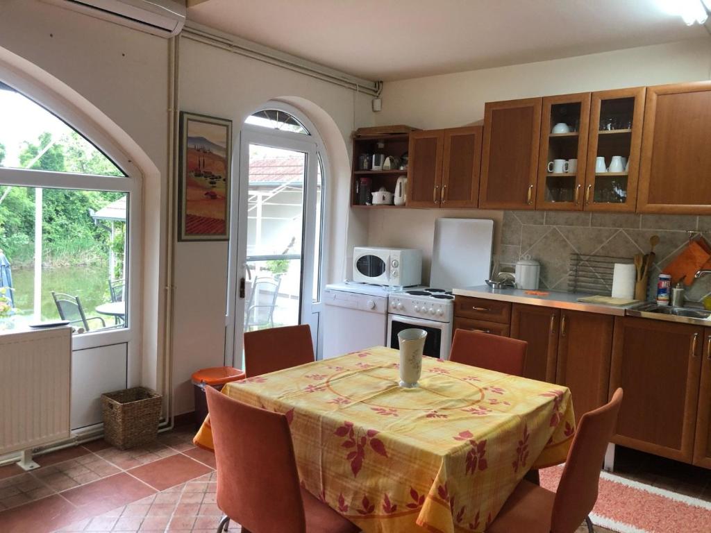 Kitchen o kitchenette sa Villa Elita - Bela Crkva