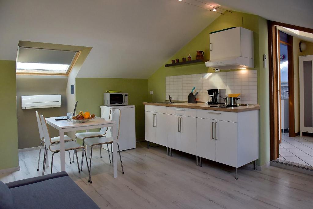 Kuchyňa alebo kuchynka v ubytovaní Garda Bloom Holiday Apartments