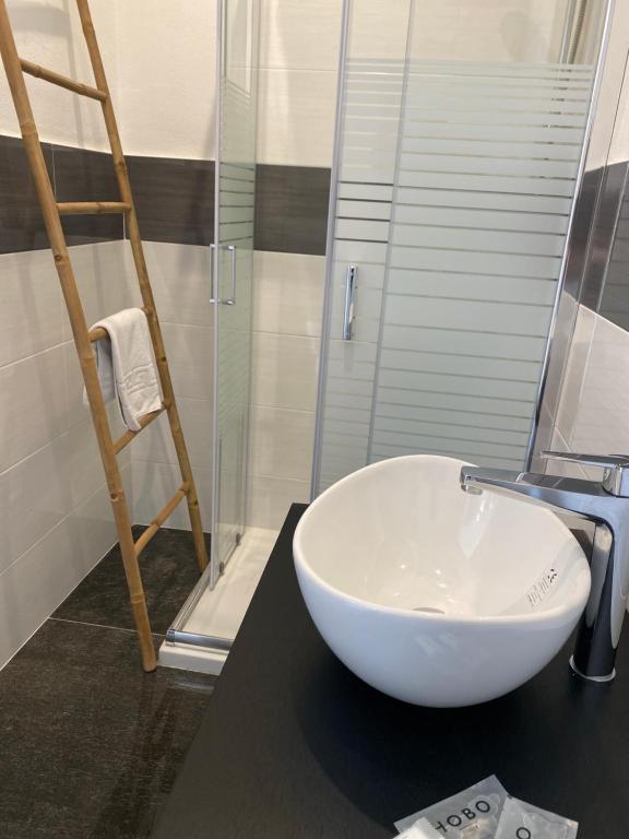 łazienka z umywalką i przeszkloną kabiną prysznicową w obiekcie Hall inn B&B in Chiostro w mieście Neapol
