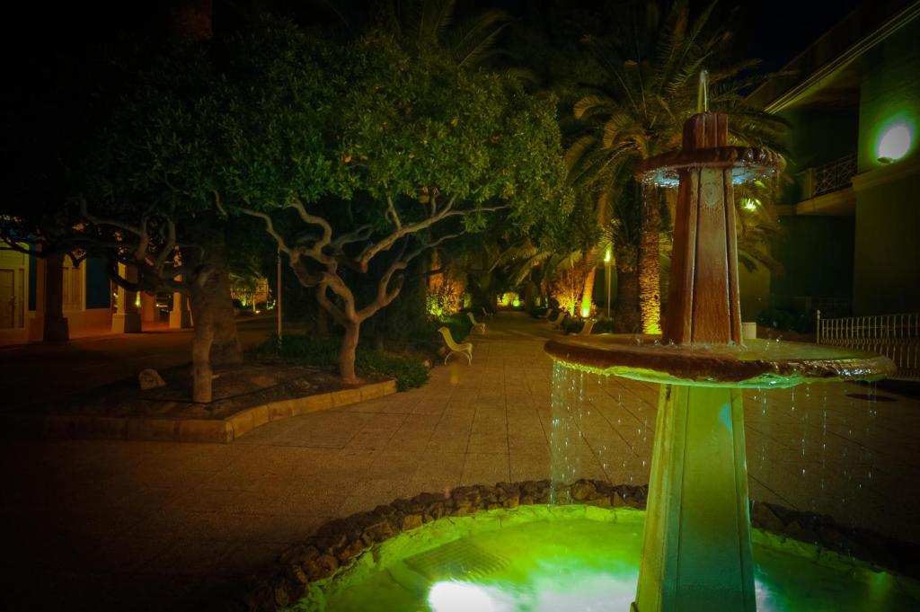 A garden outside Hotel Victoria