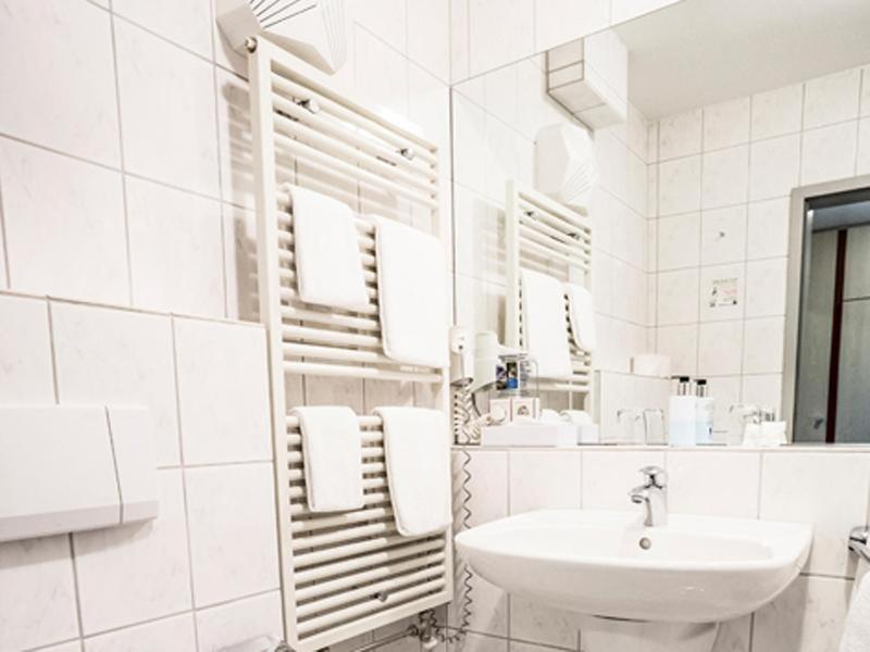 Koupelna v ubytování Hennedamm Hotel