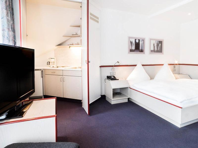 Postel nebo postele na pokoji v ubytování Hennedamm Hotel