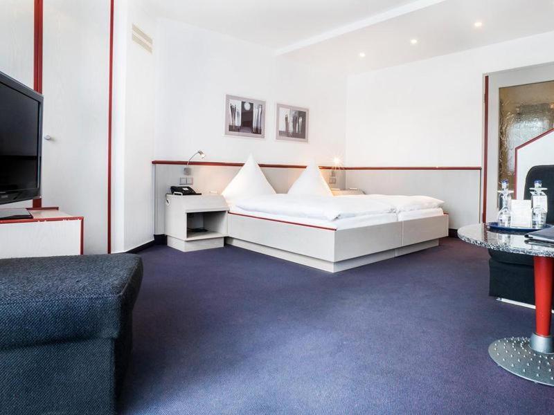 Postel nebo postele na pokoji v ubytování Hennedamm Hotel