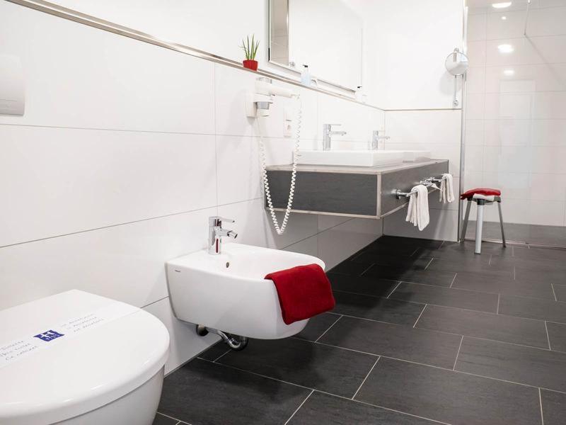 Koupelna v ubytování Hennedamm Hotel