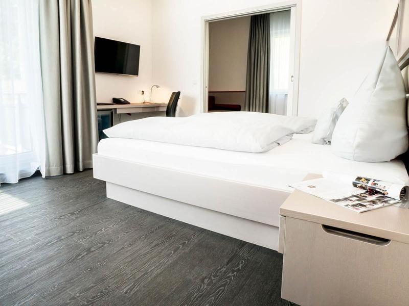 Postel nebo postele na pokoji v ubytování Hennedamm Hotel