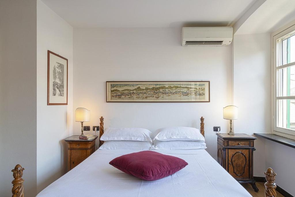 A bed or beds in a room at Casa Giustiniani by Wonderful Italy