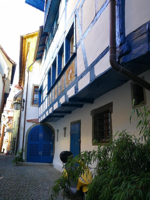 a building with a blue door and a scooter parked outside at Bio-Ferienwohnung Ellensohn in Lindau