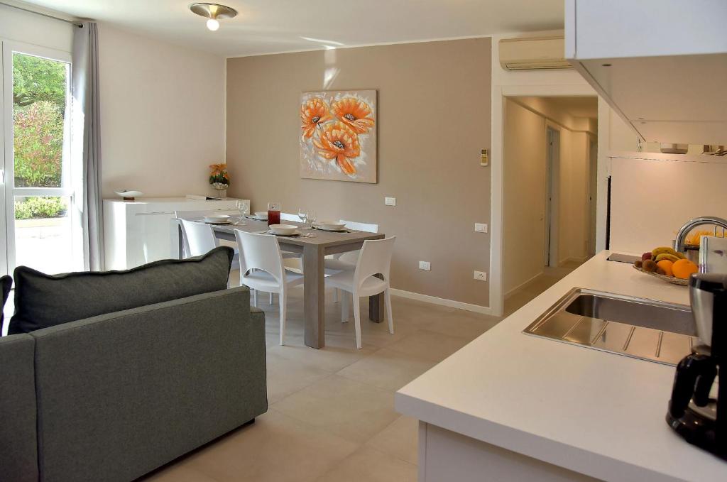 Kuchyňa alebo kuchynka v ubytovaní Garda Bloom Holiday Apartments