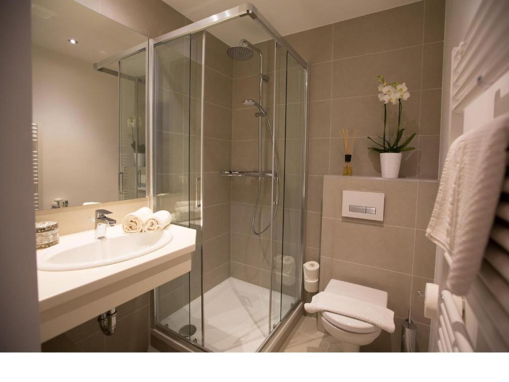 Koupelna v ubytování Gästehaus Schusser an der Therme, Frühstück inklusive, Doppelzimmer und Ferienwohnung