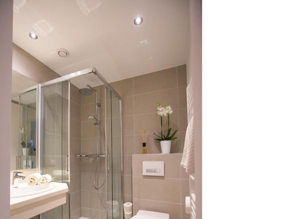 Koupelna v ubytování Gästehaus Schusser an der Therme, Frühstück inklusive, Doppelzimmer und Ferienwohnung
