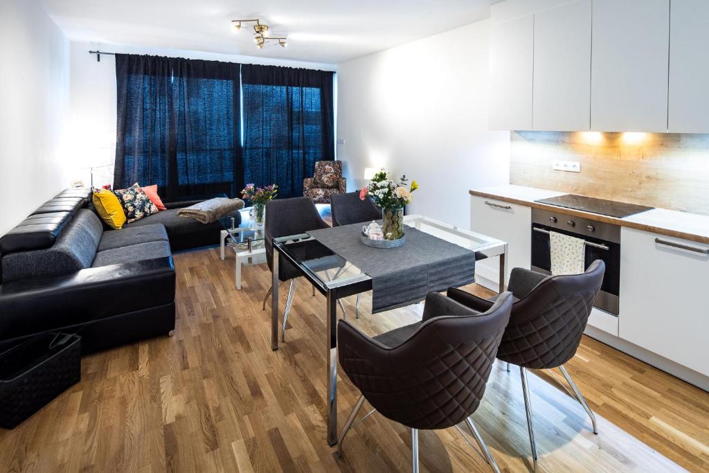 ein Wohnzimmer mit einem Sofa und einem Tisch in der Unterkunft Silvie Apartments - Zlaté Terasy in Olomouc