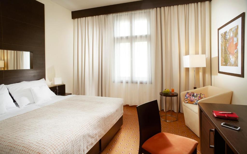 Postel nebo postele na pokoji v ubytování Clarion Hotel Prague City