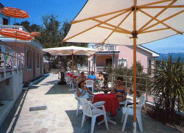 Reštaurácia alebo iné gastronomické zariadenie v ubytovaní Residence Hotel Edy