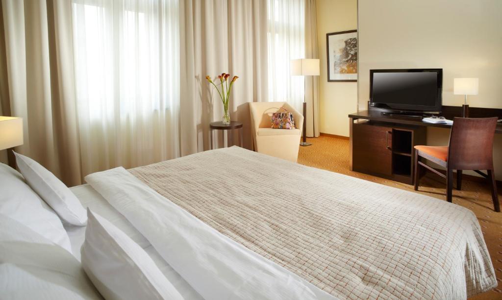 Postel nebo postele na pokoji v ubytování Clarion Hotel Prague City