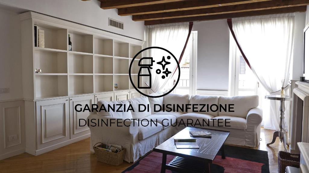 un soggiorno con divano e tavolo di Italianway-Corso Garibaldi 55 a Milano