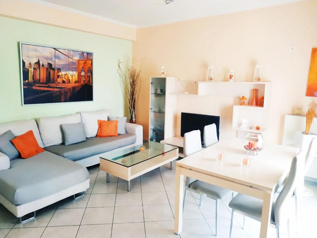 een woonkamer met een bank en een tafel bij JIMMY'S HOUSE in Artemida