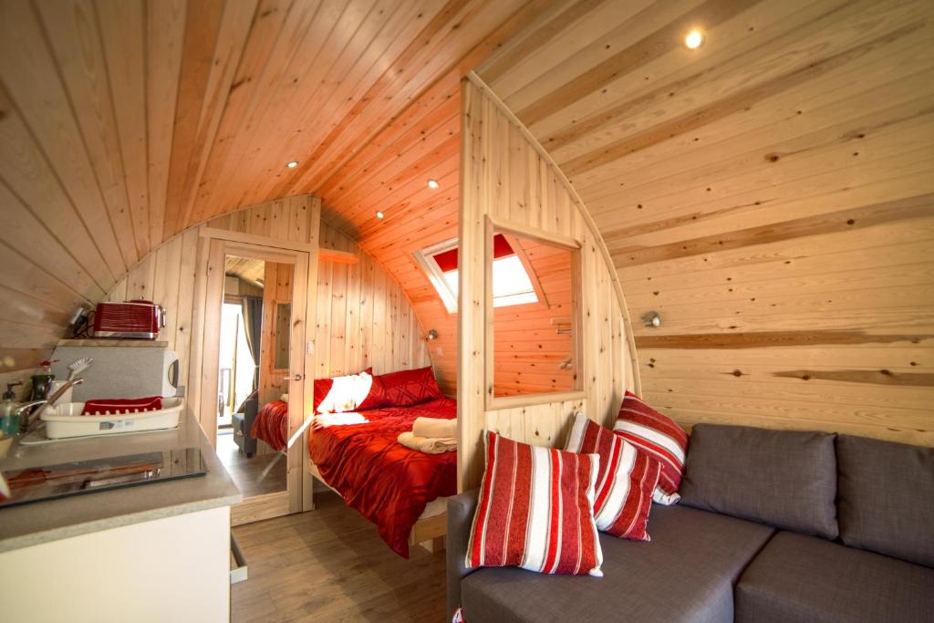 Habitación con cama en una cabaña de madera en Suil na Mara Pod en Lochinver
