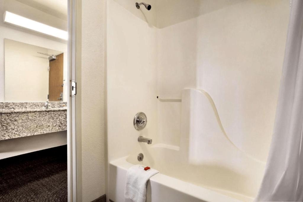 Travelodge by Wyndham Cheyenne - Queen Room - Acceso A Movilidad/no Fumar