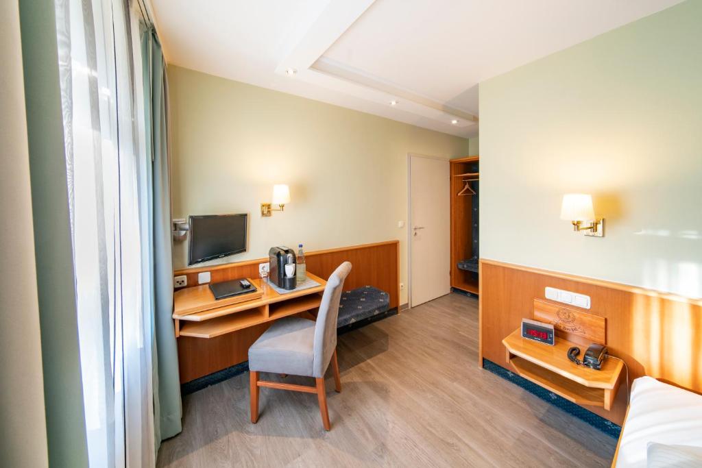 TV a/nebo společenská místnost v ubytování Landhotel Zur Bretzel