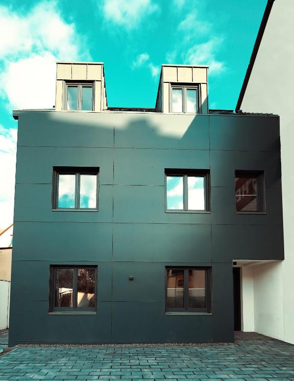 a building with four windows on top of it at Ferienwohnungen schulerundmeyer in Bernkastel-Kues