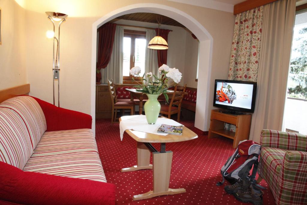 TV a/nebo společenská místnost v ubytování Gästehaus Schusser an der Therme, Frühstück inklusive, Doppelzimmer und Ferienwohnung