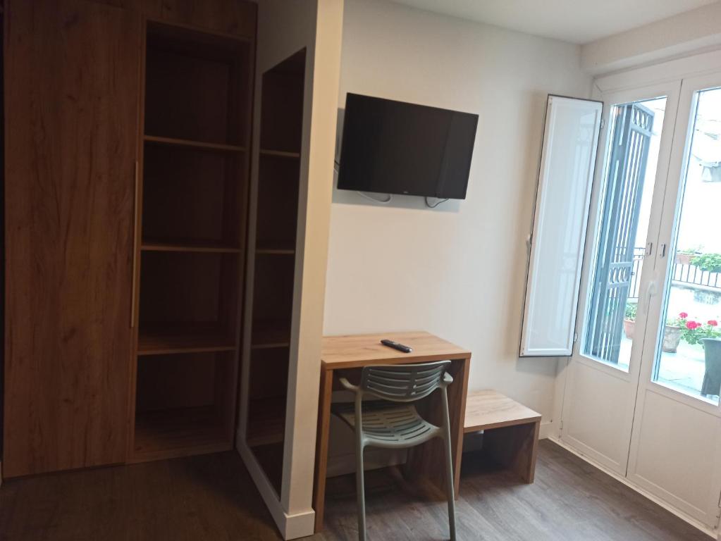 TV a/nebo společenská místnost v ubytování Bearan Bar & Rooms
