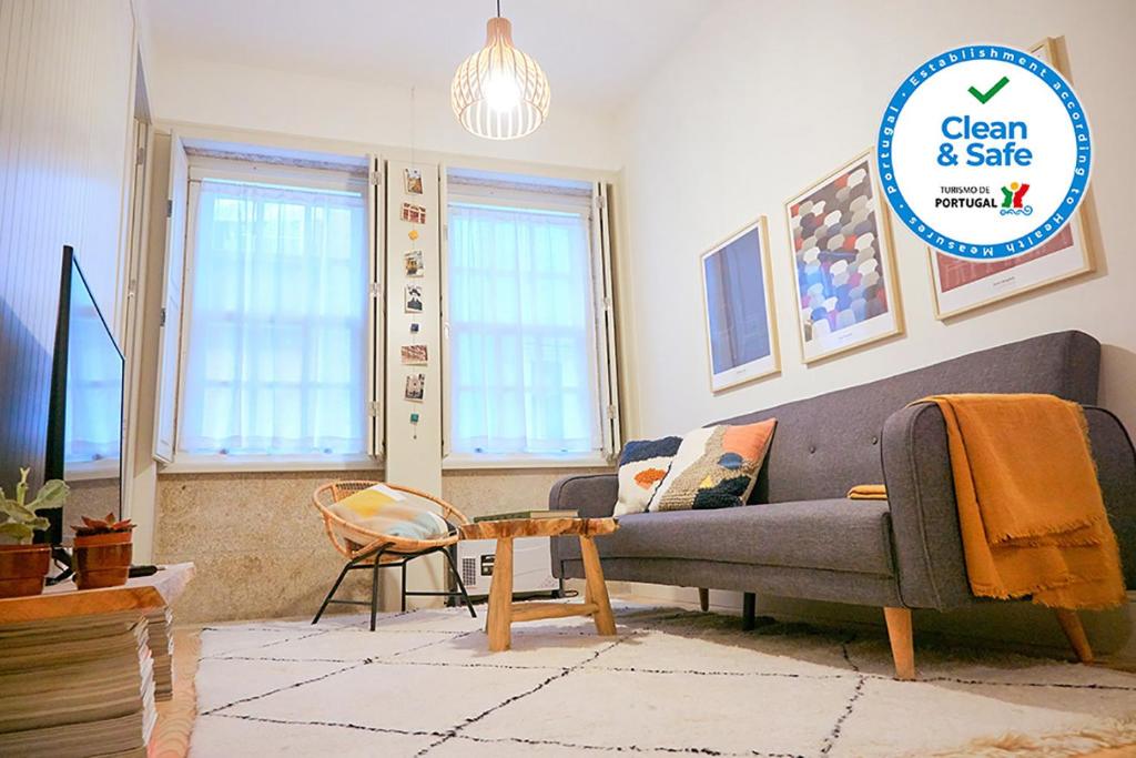 un soggiorno con divano e tavolo di UNIK Porto Apartment a Porto