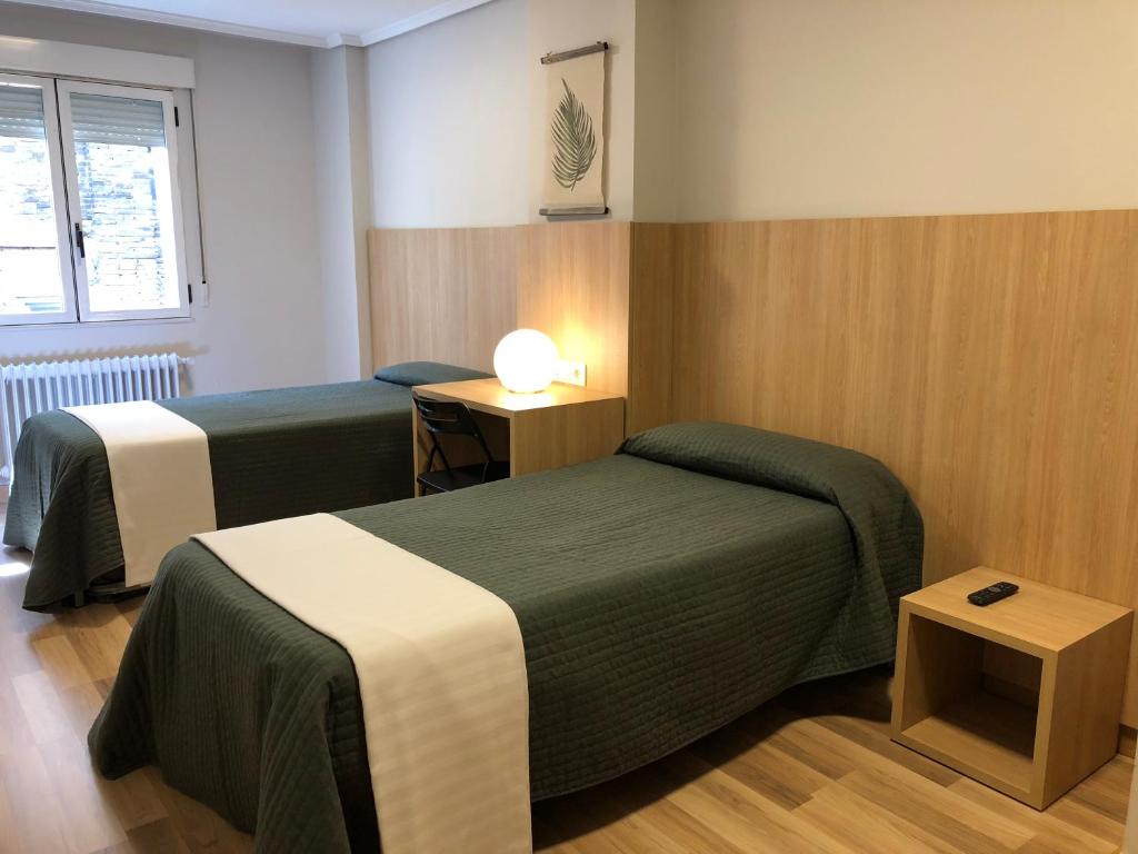 Postel nebo postele na pokoji v ubytování Bearan Bar & Rooms