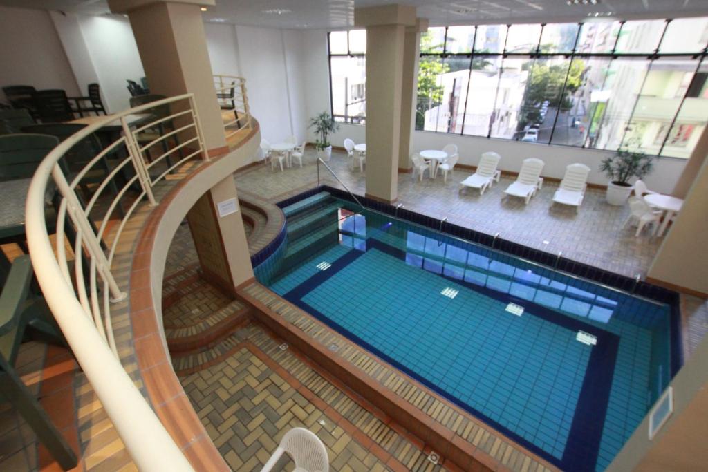 una vista aérea de una piscina en un edificio en Hotel Blumenau - Balneário Camboriú, en Balneário Camboriú